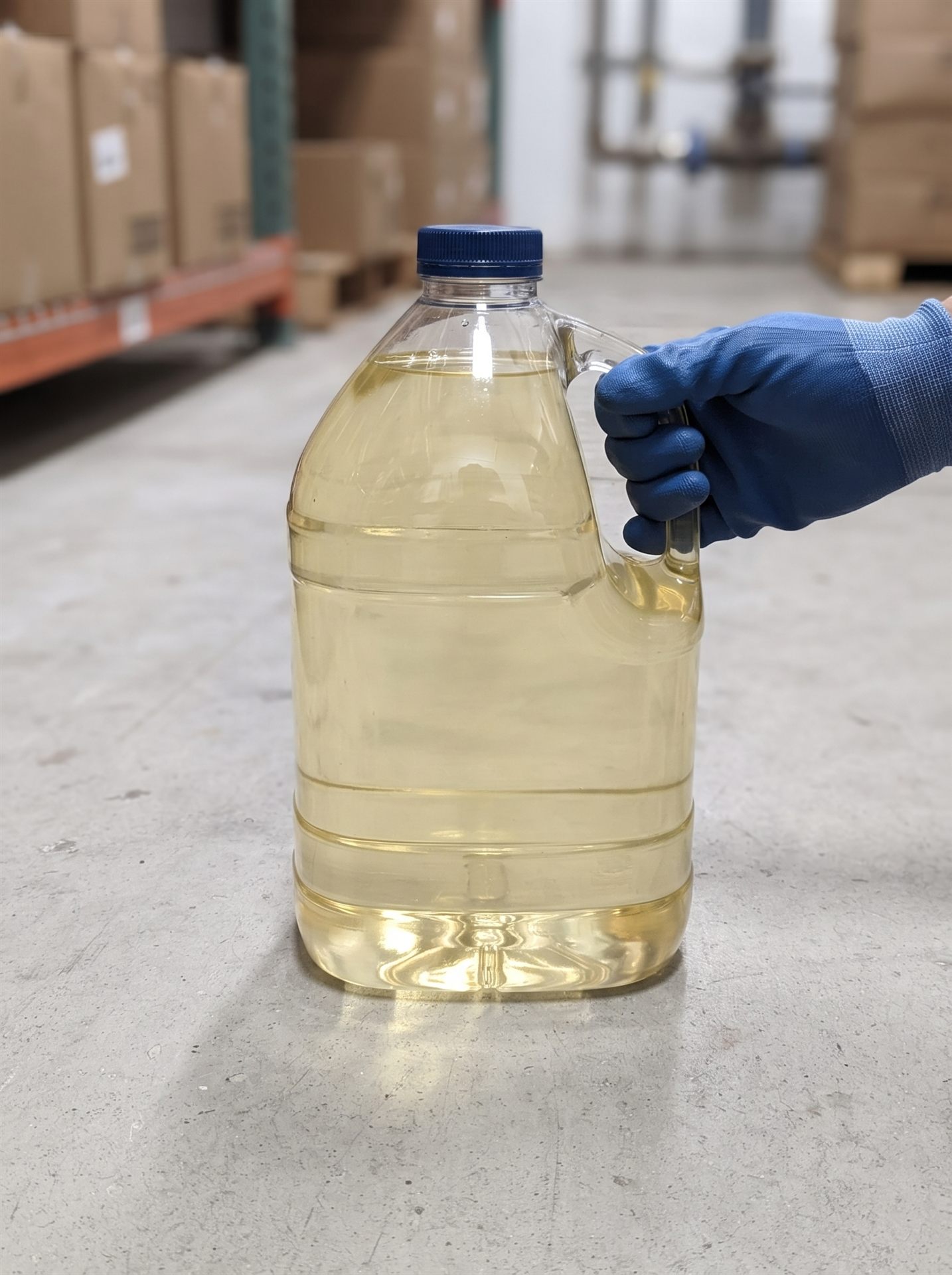 Aceite vegetal en presentación institucional dentro de bodega de distribución